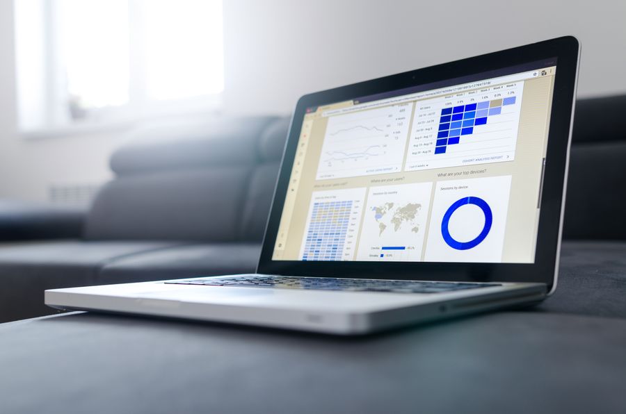 Notebook exibindo painel de dados e gráficos analíticos