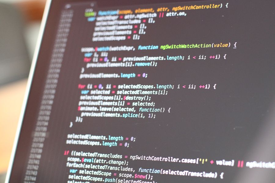 Tela de computador exibindo código-fonte de um sistema